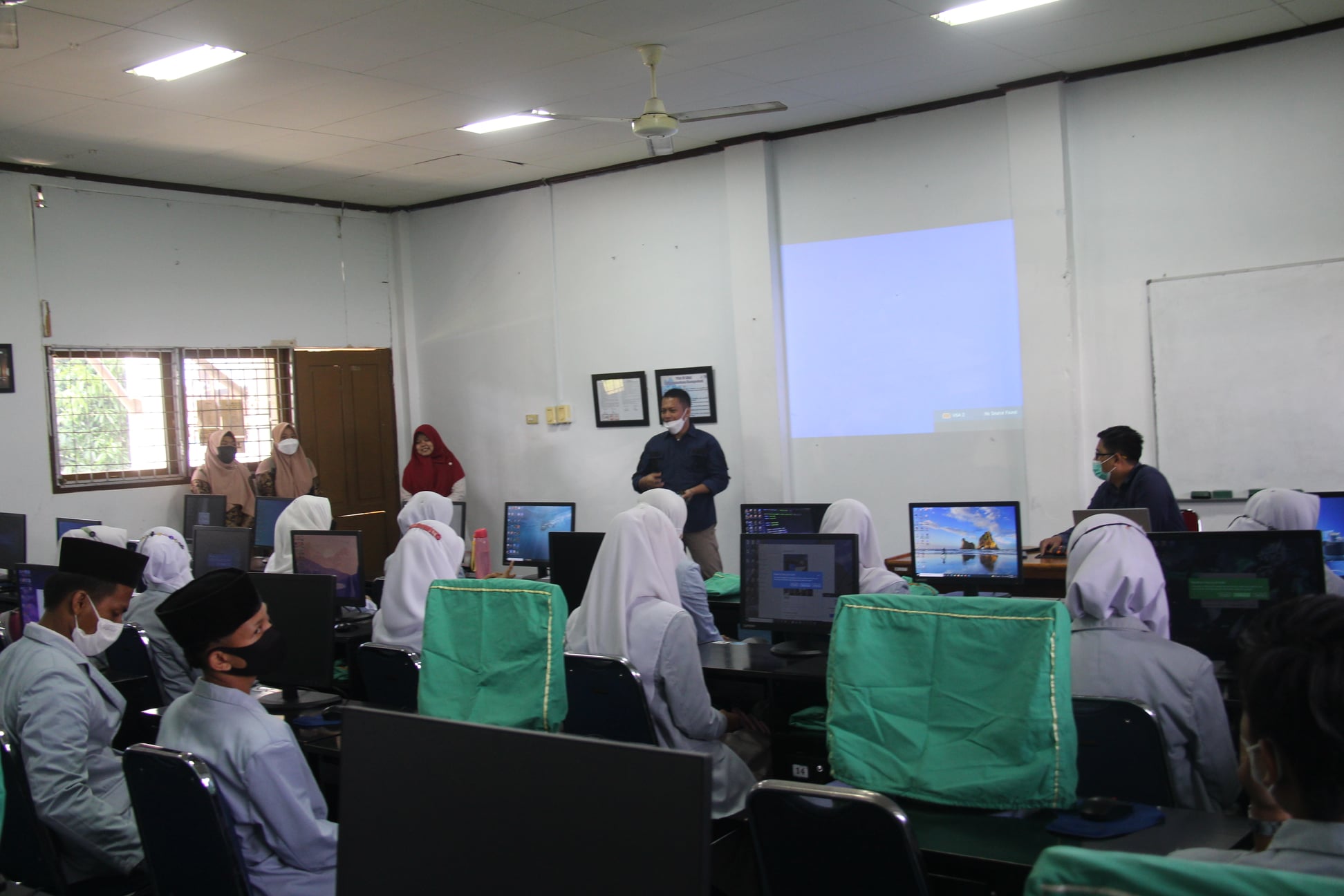 Dua orang dosen RPL mendampingi Siswa SMK IT Zunurain Aqila Zahra Dumai, persiapan mengikuti uji kompetensi keahlian (UKK)